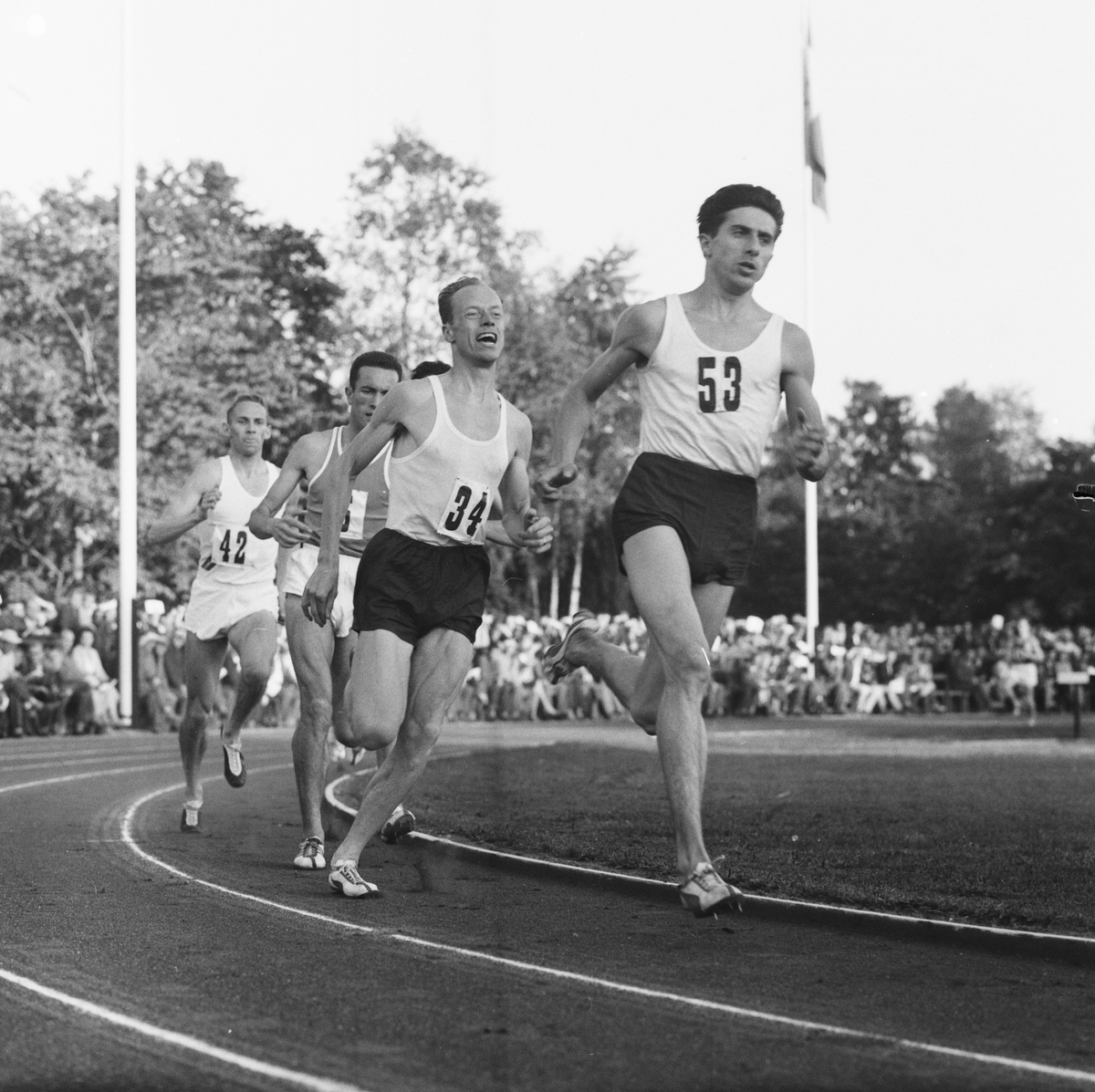 Dan Waern (nr 34) satte åren 1958-1959 tre världsrekord på distansen 1000 meter. Bilden lär vara tagen vid något av dessa världsrekordlopp, möjligen på Tingvalla i Karlstad  den 21 augusti 1959.