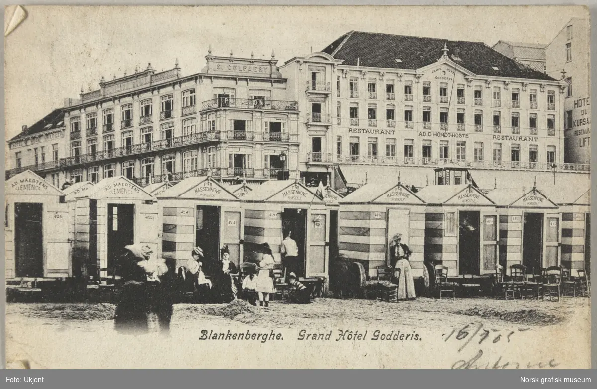 Postkort fra Antonie til Olava Lunde. Bildet er fra stranda i Blankenberge, Belgia, med "Grand Hôtel Godderis" i bakgrunnen.