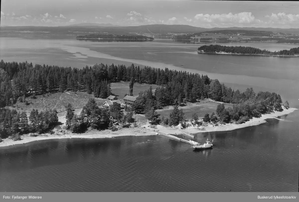 Utøya sett sørfra. Øy i Tyrifjorden. T.h. Neslandet.Utøya er en øy i Tyrifjorden i Hole kommune i Viken som eies av Arbeidernes ungdomsfylking (AUF) Etter bombeangrepet på regjeringskvartalet i Oslo sentrum 22. juli 2011 gjennomførte Anders Behring Breivik, utkledd som politimann, en massakre på øya