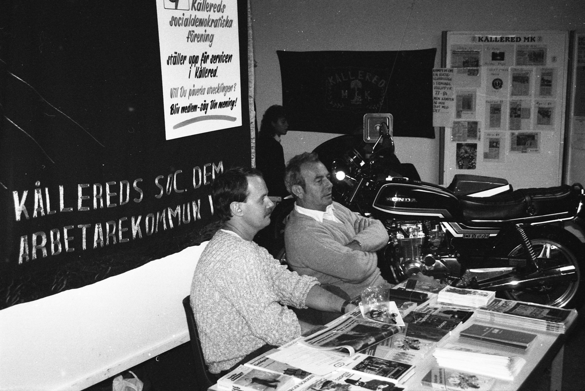 Föreningsdag för Kållereds socialdemokratiska förening i Kållereds fritidsgård 1984. Från vänster: Inge Börjesson och Stig Larsson. I bakgrunden ses ett par motorcyklar.