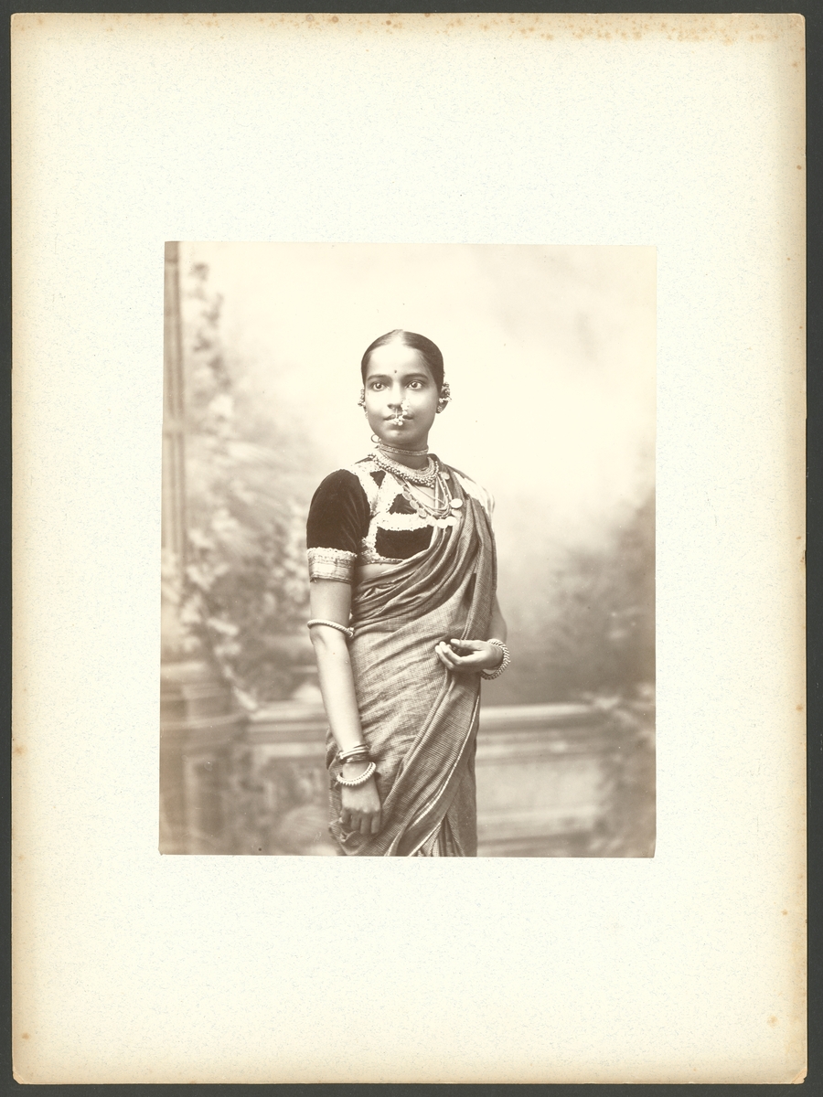 Bilden förställer en indisk flicka som tillhör den högsta kasten Brahmaner.