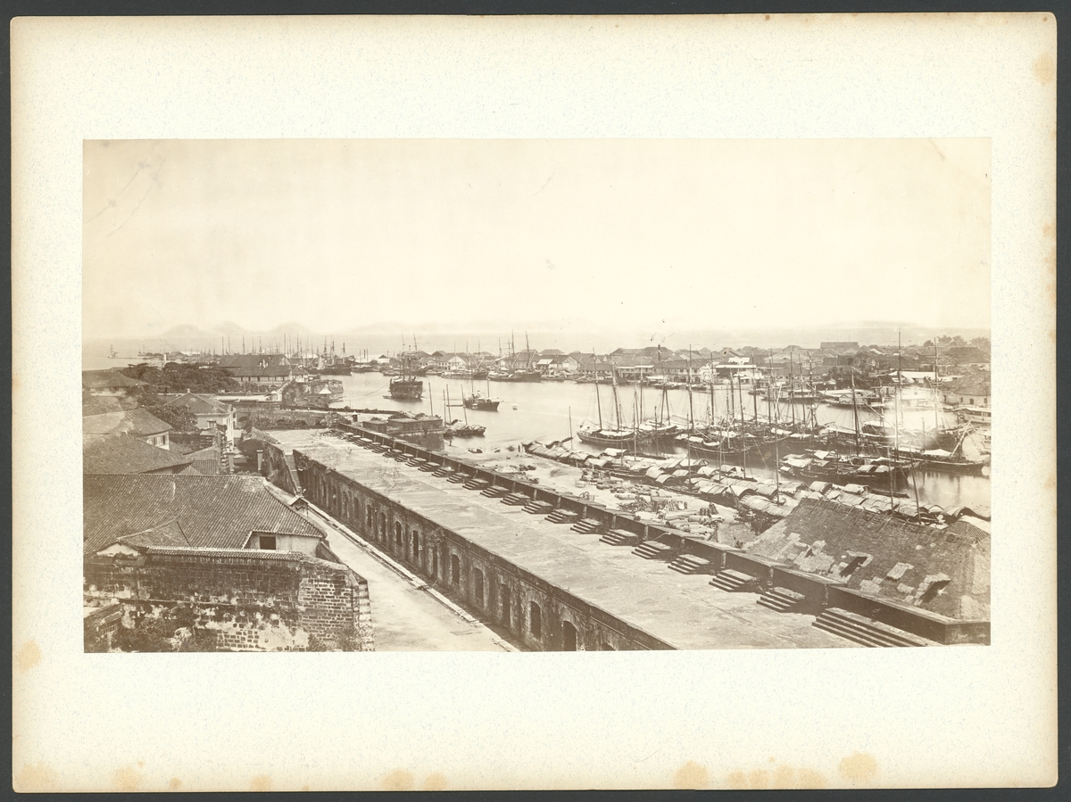 Bilden visar hamnen i Manila på Pasig floden. I förgrunden syns befästningsanläggningen Fort Santiago.