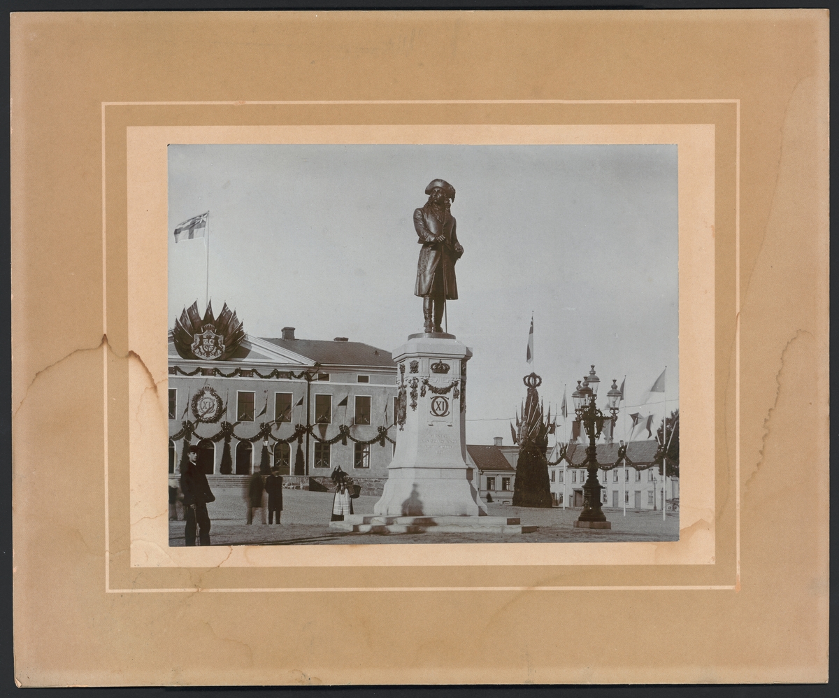 Bilden visar bronsstatyn av Kung Karl XI på stortorget i Karlskrona på dagen av dess avtäckning 1897.