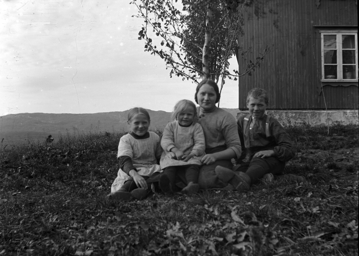 Familiebilde tatt på Fjeldstad gård, Bekkebotn, Salangen.