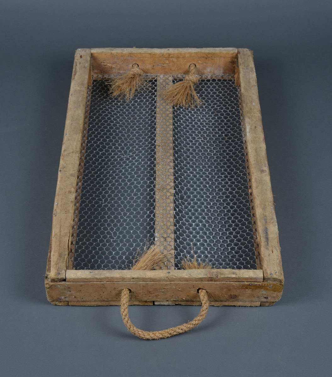 Kasse med nettingbunn. Kassen er brukt i produksjon av is til nedkjøling av sild og fisk.

Form: Rektangulær