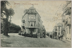 Postkort med bilde av en bygård i Bergen med Allégaten og Fo