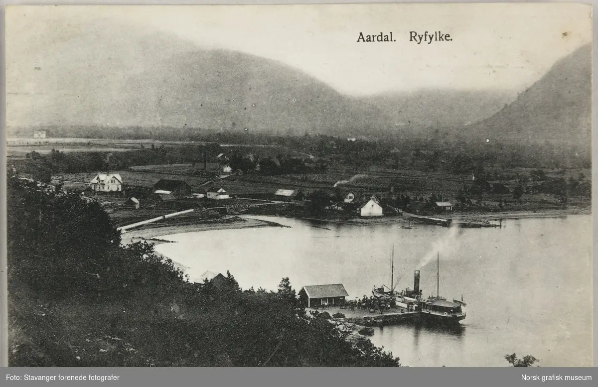 Postkort med bilde fra Årdal i Hjelmeland, sett fra nordvest.