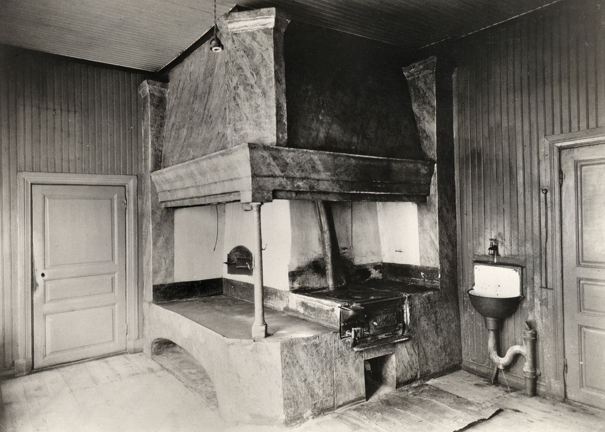 Interiör från köket i den s.k. "komministergården" i hörnet av Sandgärdsgatan - Kronobergsgatan. 1910.