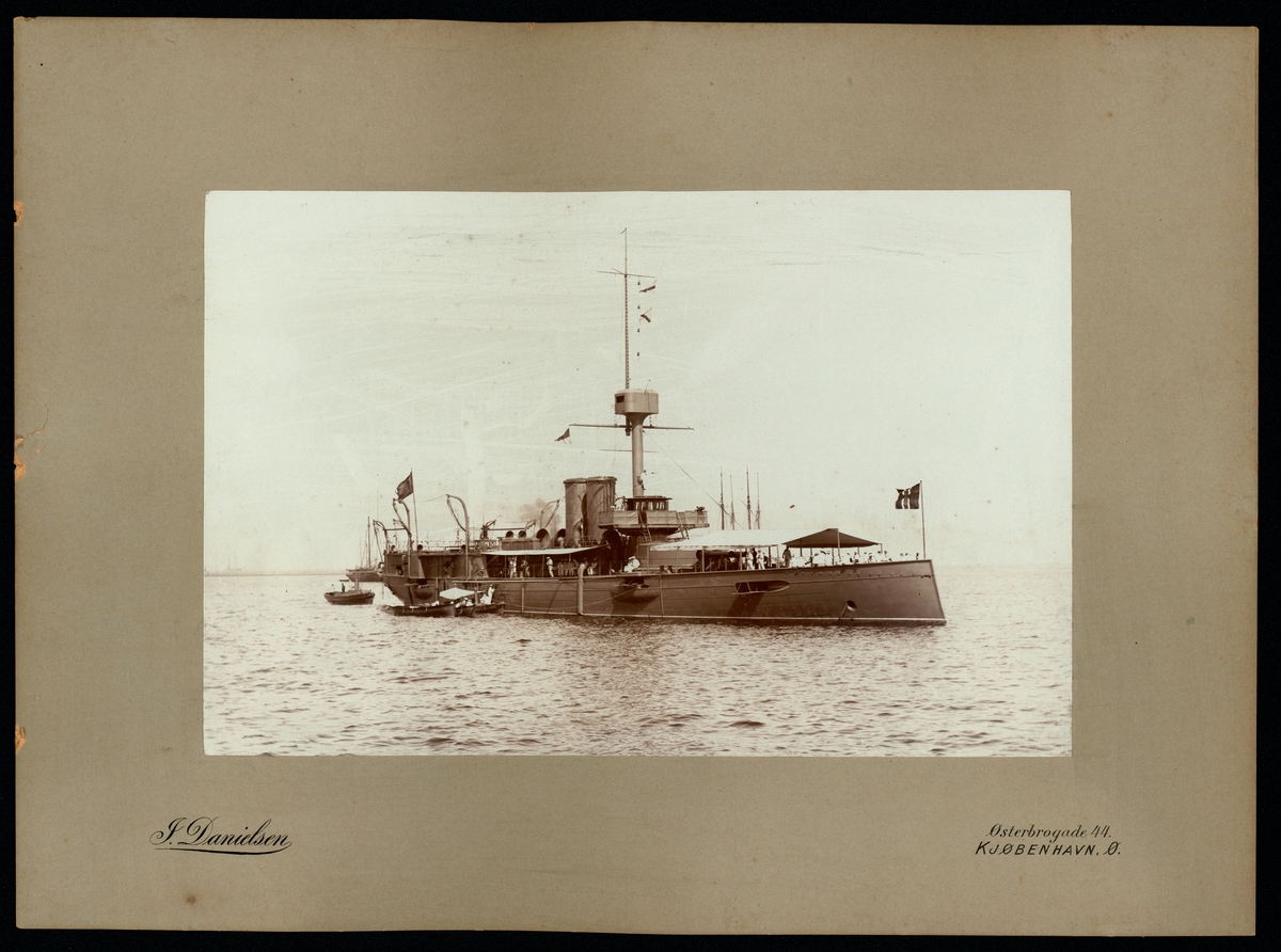 Bilden visar troligen pansarbåten Thule till ankars med hissad unionsflagga.