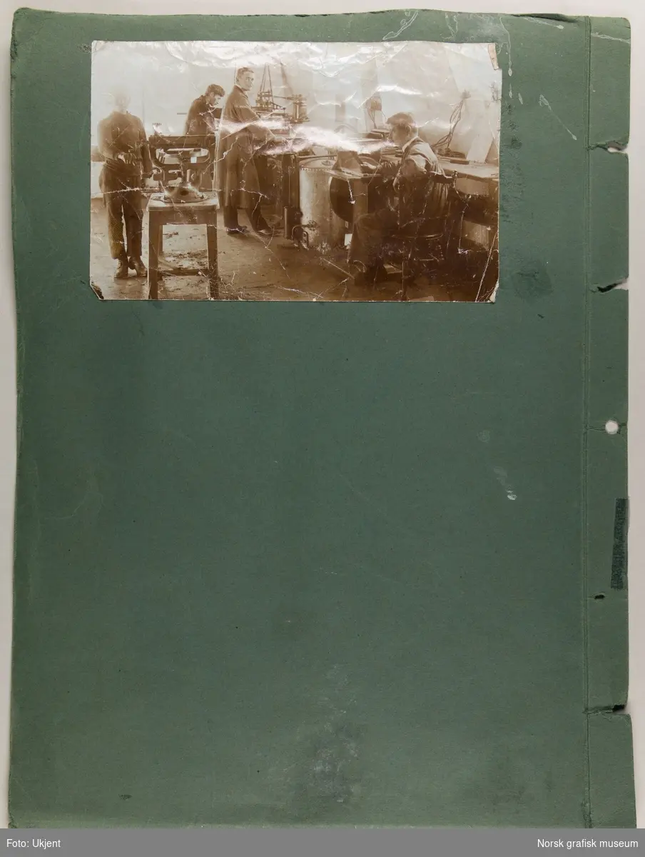 En side fra et fotoalbum. Bildene er fra turer og arbeid i en grafisk anstalt.