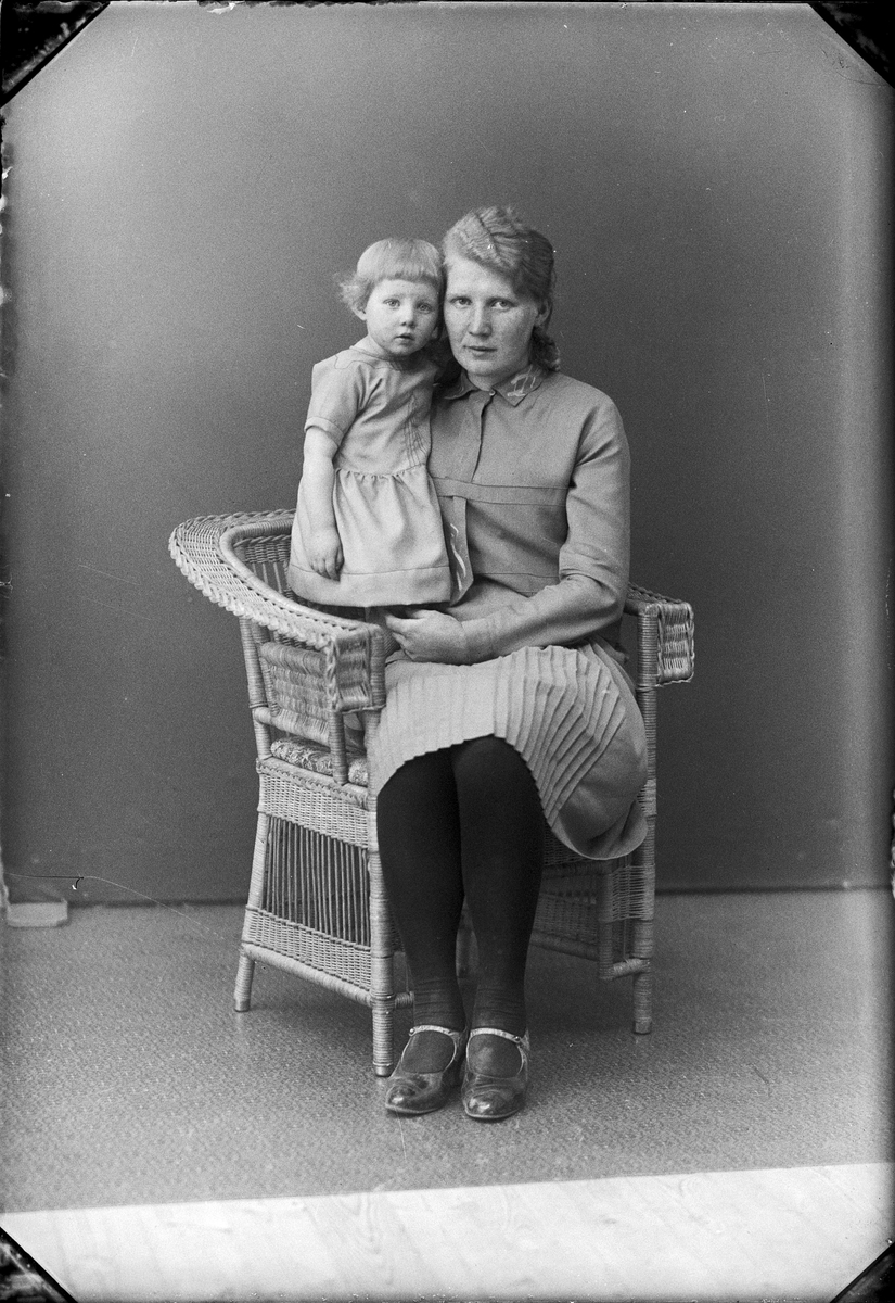 Ateljéporträtt - kvinna och barn, Östhammar, Uppland