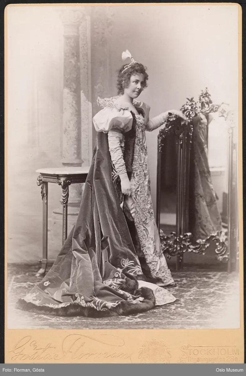 portrett, kvinne, skuespillerinne, rollebilde, "Madame sans Géne", stående helfigur, kostyme