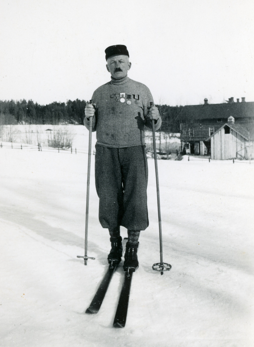Kittil Olavsson Eika på ski, heime på Eika