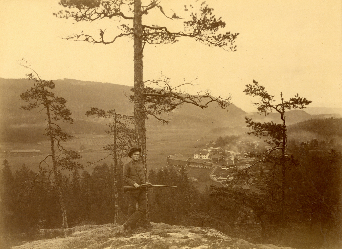 Klas H. Uvdal (Brenne) fotografert på ein fjelltopp med utsyn over Uvdal.