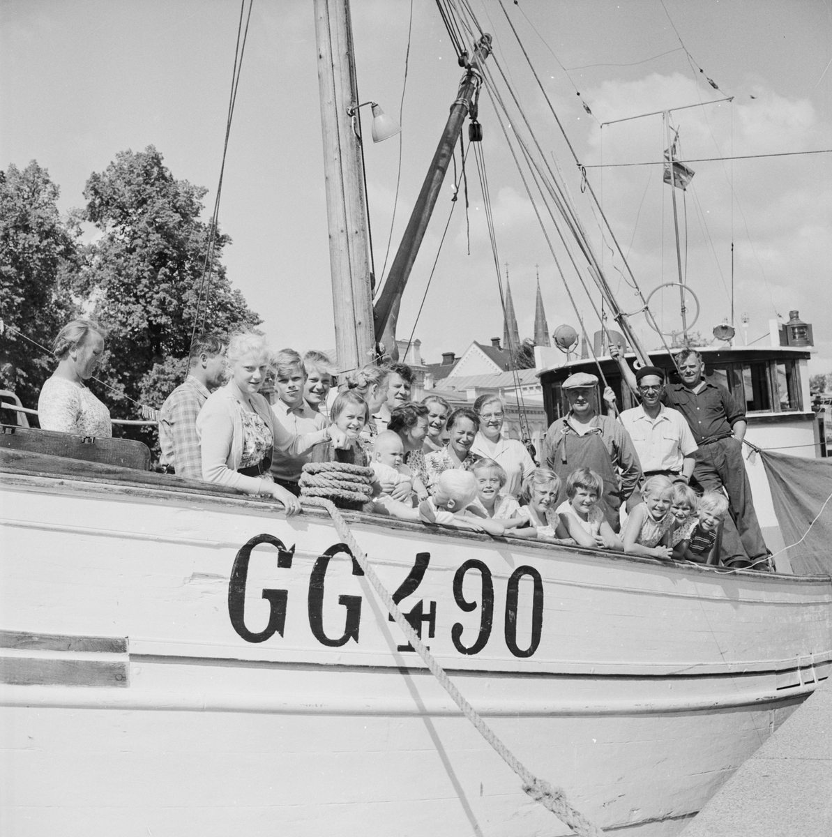 "Semesterfirare från Göteborg i för tillfället omgjord fiskebåt, GG 490", Fyrisån, Uppsala 1958