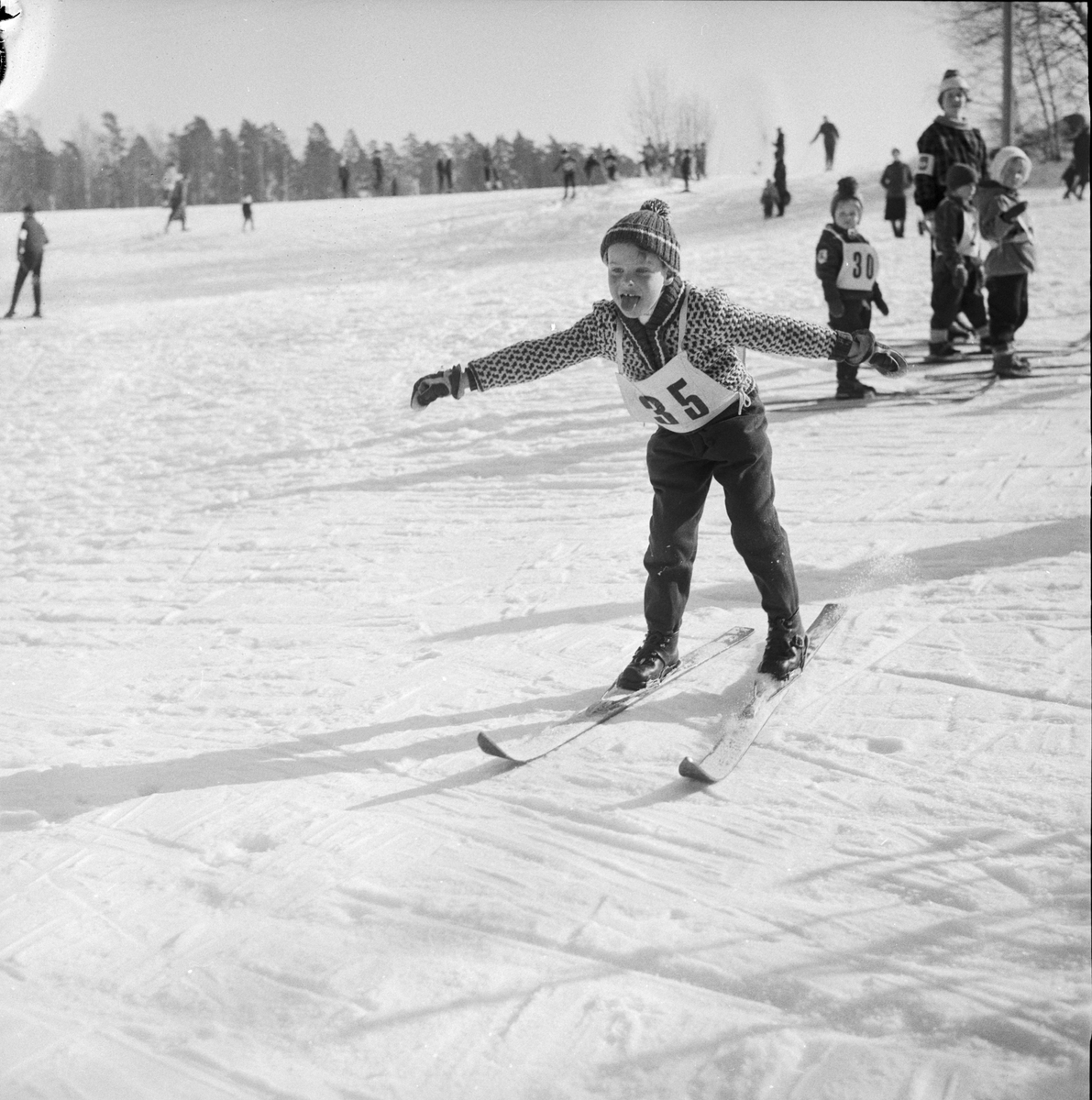Skidtävling för små barn i Stabby, Uppsala 1966