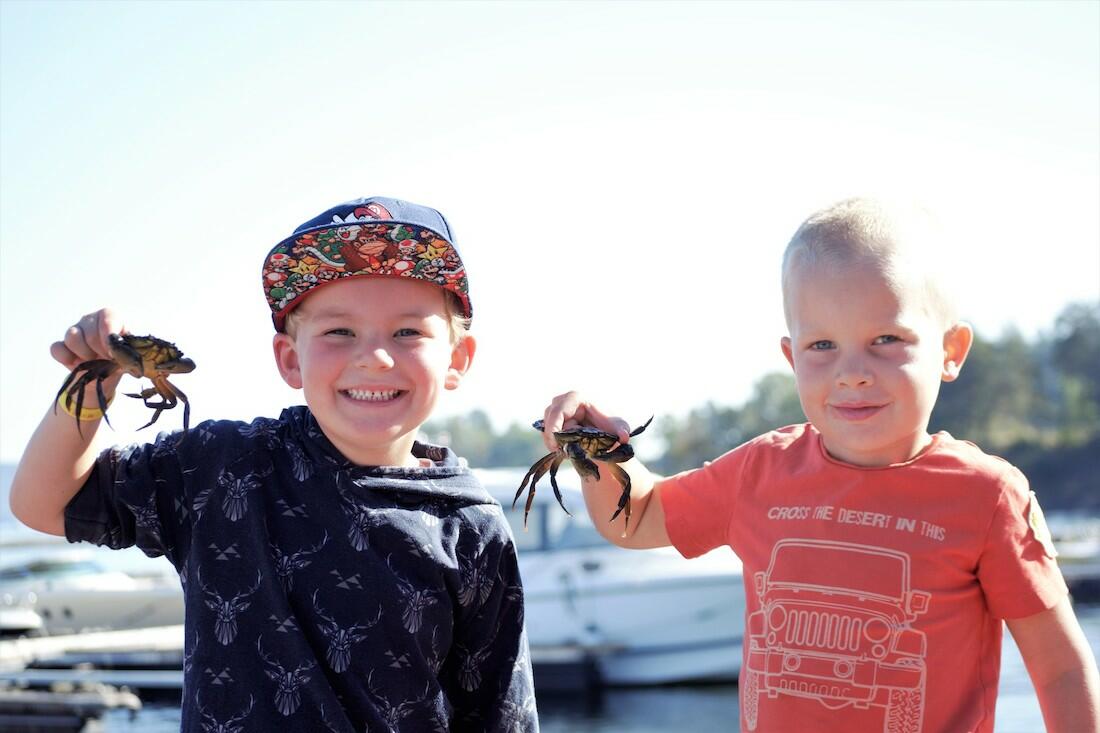 To glade gutter har nettopp fanget hver sin krabbe (Foto/Photo)
