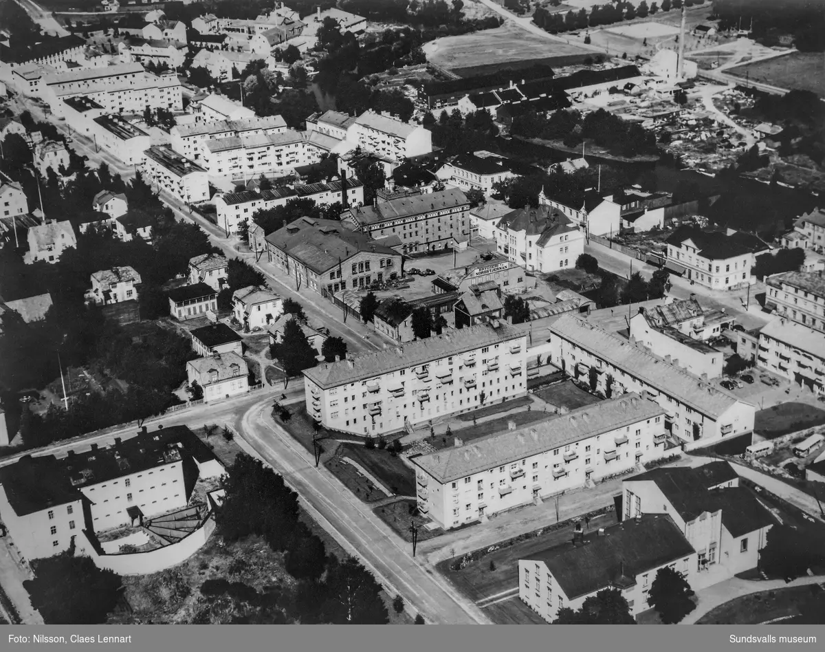 Flygvy från öster över Västermalm och fängelset, kronohäktet, med rastgårdar. Fängelset revs 1959 för att ge plats åt Åkersviksskolan.
