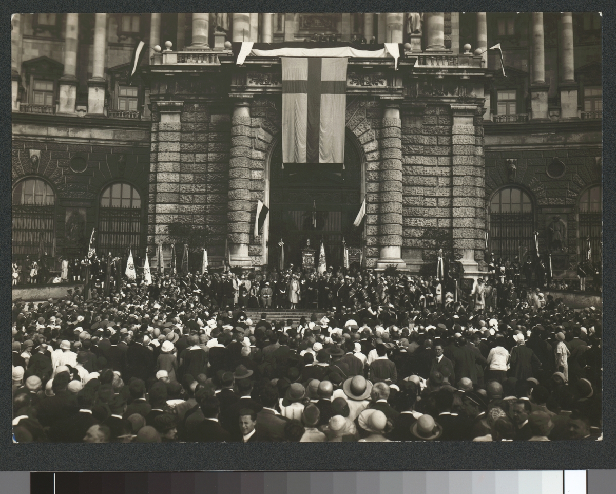 Bilden visar en evenemang i Wien med Österrikets president Michael Hainisch. I centrum på bildens övre del syns en skandinavisk flagga. Förmodligen togs bilden i samband med Axel Åckerbergs utmärkelse med "Die grosse silberne Medaille für Verdienste um die Republik Österreich" 1927.