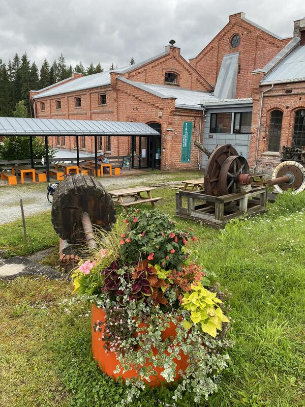 Blomster foran fabrikken på Anno Klevfos industrimuseum.