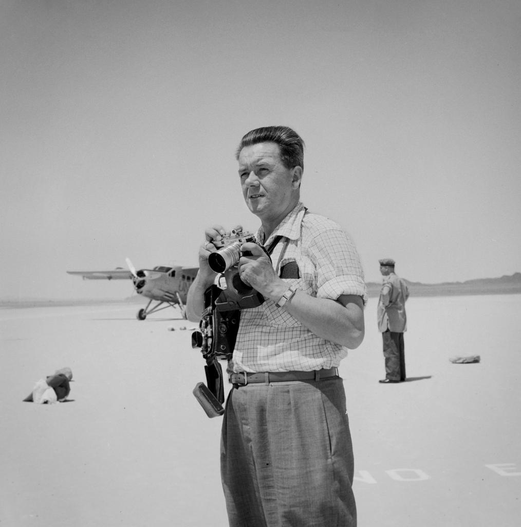 Jørgen Grinde (1915-1991) var ansatt hos FN i New York fra 1946-1973. Han har bakgrunn som fotograf fra hjembyen Bergen, England og NTB, før han i 1946 begynte sin karriere på fotoavdelingen ved FNs hovedkvarter. Grinde var først mørkeromsjef, deretter ansvarlig for fotoavdelingen, og senere sjef for billed- og utstillingsseksjonen. I tillegg var han aktiv som fotograf. Han dokumenterte historiske begivenheter som Suezkrisen og UNEF-styrkene, hjelpearbeidet for flyktninger på 50-tallet, og offisielle besøk til FN i New York, deriblant Kong Olav sitt i 1968. Samlingen gir et unikt innblikk i flere sider av FNs arbeid, og inneholder mange bilder som aldri har blitt publisert før. I samlingen er det også dokumenter som belyser fotografens arbeidsforhold og kommunikasjon internt i FN, samt et stort antall private bilder, f.eks. fotografier fra Bergen og omegn fra slutten av 40-tallet til 1973 og rundt 3500 lysbilder med motiv fra reiser over hele verden fra samme periode