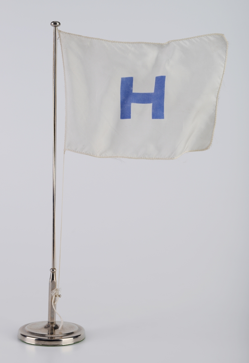 Bordflagg, falmet. Tilhører Leif Høegh & Co., Oslo.