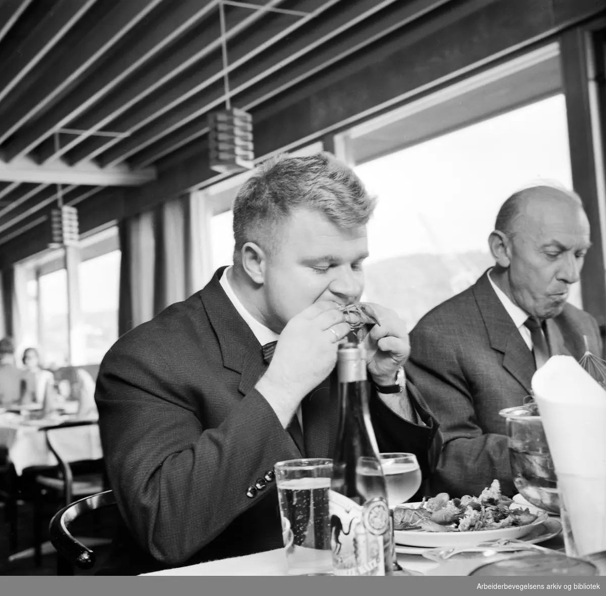 Restaurant Fregatten på Palekaia i Bjørvika. August 1966. Gjest Leif Gålten (til venstre) spiser kreps.