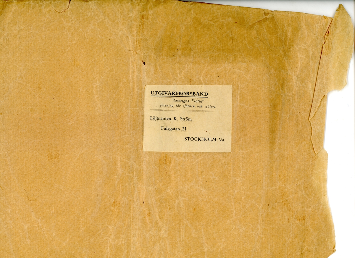 Ett kuvert adresserat till en Löjtnant R. Ström. Kuvertet är tomt men vikt på mitten och fungerar således som en mapp för fotografier och brev. Fotografierna föreställer Ninni och Richard Bergströms barn samt deras barnbarn.