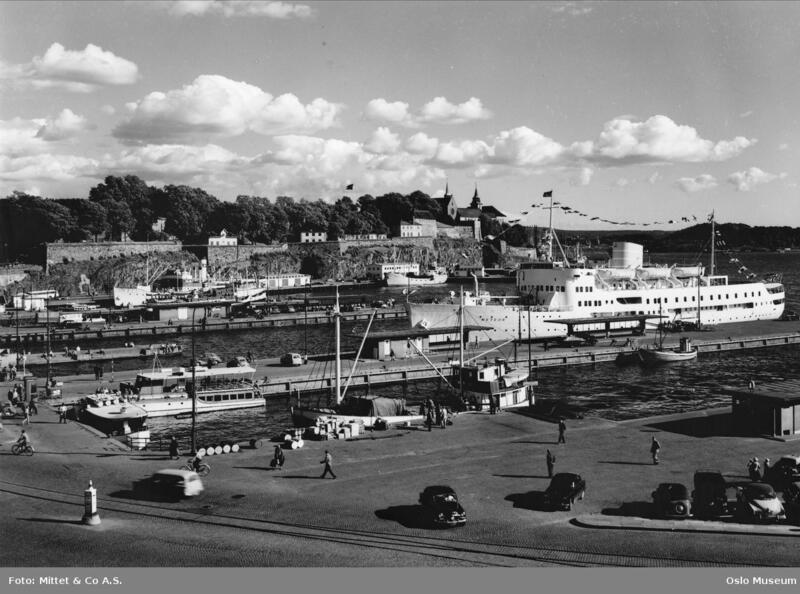 Rutebåten Trollhaug ligger ved rådhusbryggene. Ca. 1955. Foto: Mittet & Co A.S. Oslo museum (Foto/Photo)