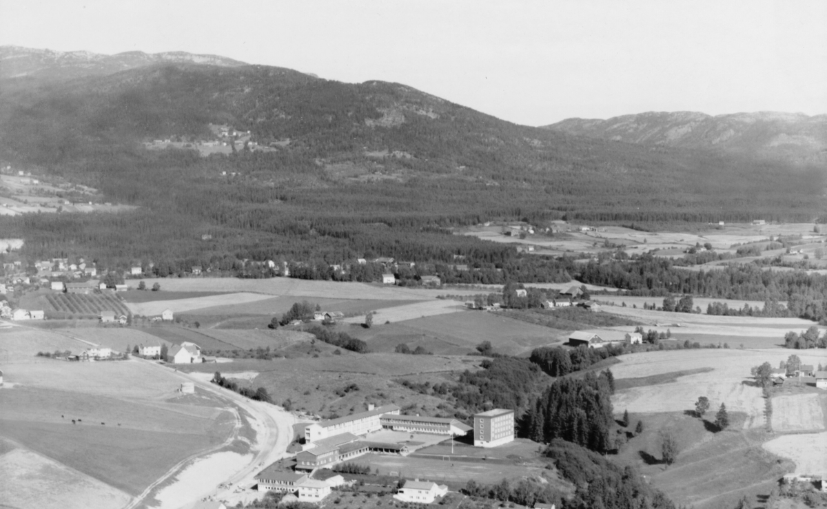 Flyfoto av Bø gymnas 7.6.1966