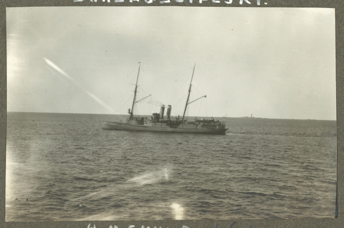 Bilden visar kanonbåten Skuld till havs.