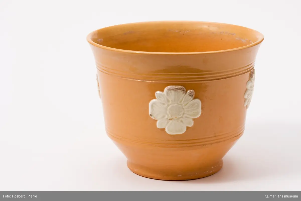 KLM 44414:1. Blomkruka av keramik. Gul skärv, pålagda vita gjutna blommor. Stämpel: Tillinge, 2 (mycket svagt).