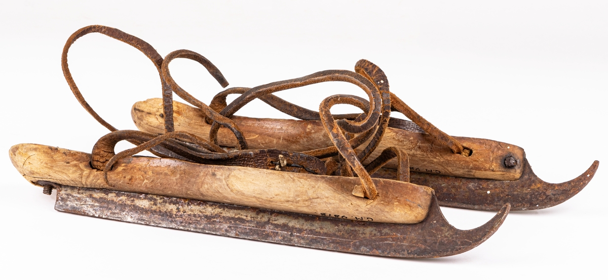Kat. kort: Skridskor, ett par, med fotstöd av trä. Har tillhört Dan Anderssons fader.



Förvarades tidigare i källarmagasin.