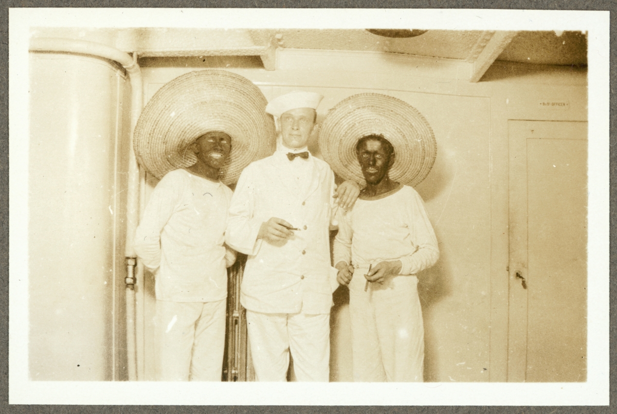 Bilden föreställer sjömannen Holmberg flankerad av två kamrater som har klädd ut sig som svartfärgade människor som kallas för "Jim", förmodligen som del av den humoristisk förställning ombord. Denna företeelse kallas idag för "blackfacing" och är uttryck för oacceptabla rasfördomar.