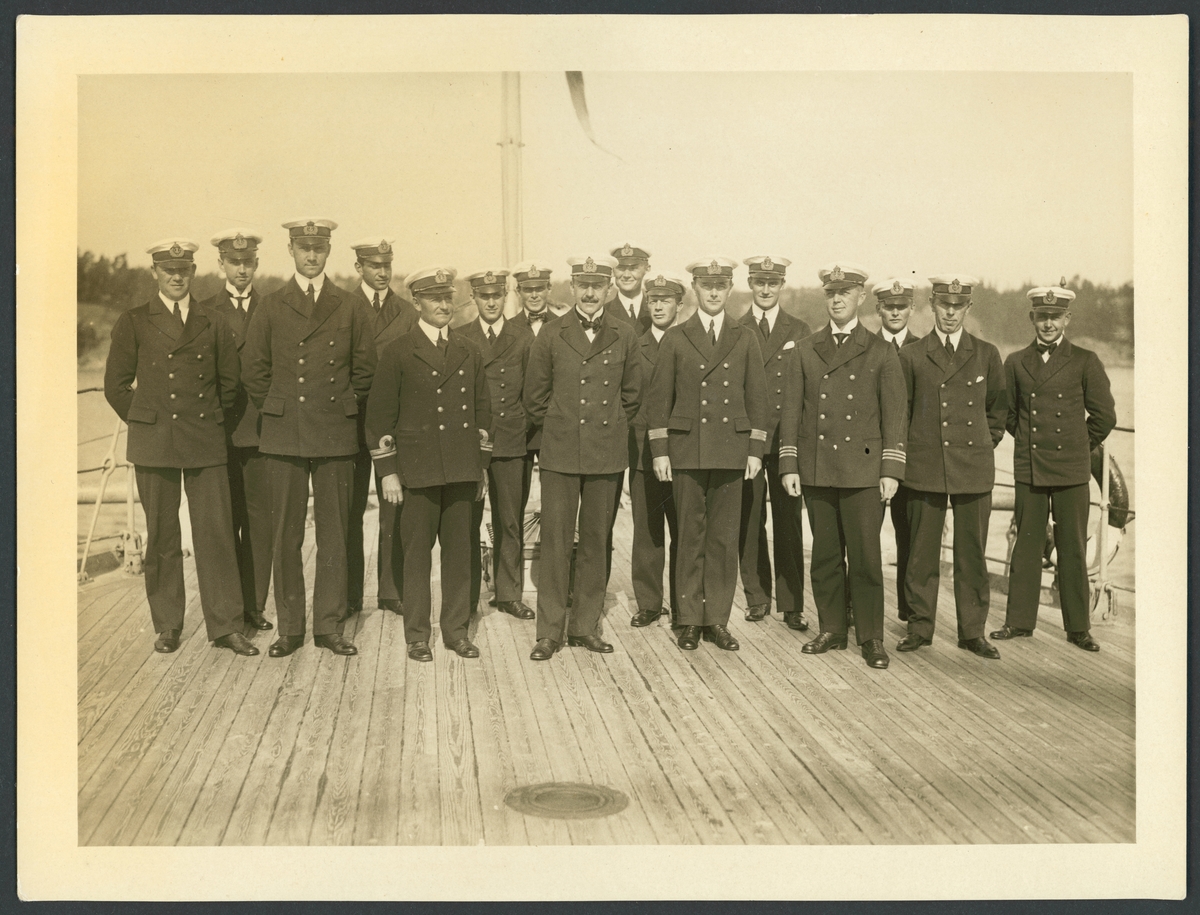 Bilden föreställer fartygschefen och sjöofficerare ombord på Fylgia.