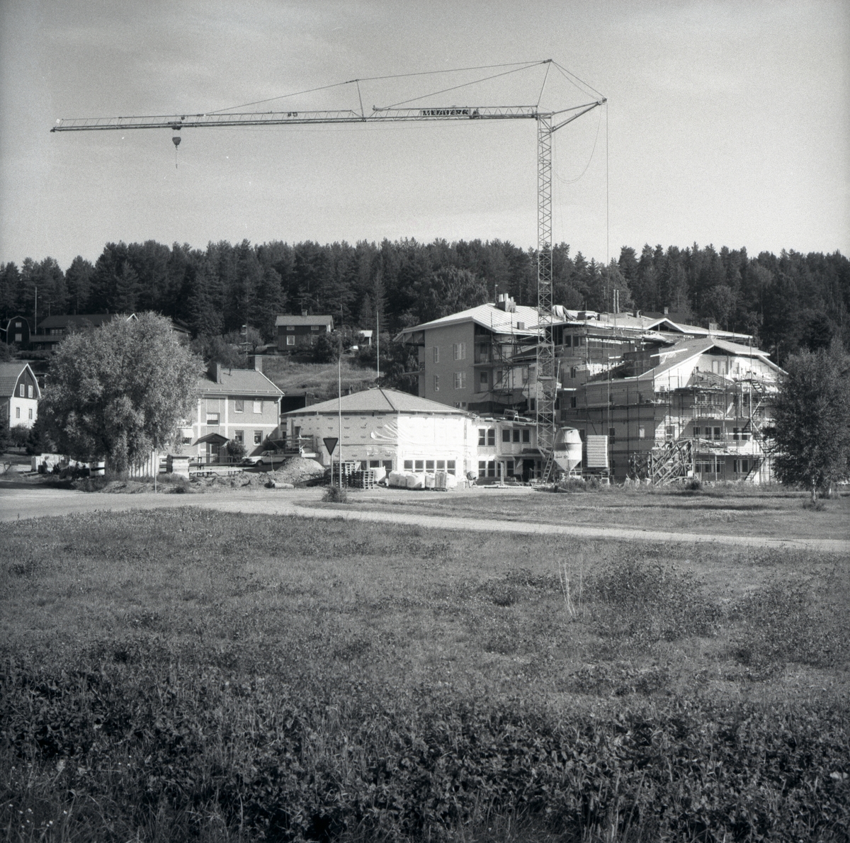Bygge av servicehuset Ringshög i Rengsjö. 1992. Till vänster om bygget syns gamla posthuset.