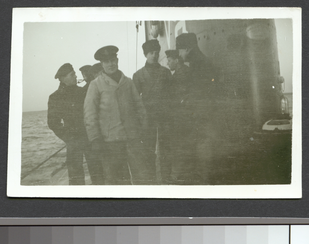 Bilden visar en grupp ubåtsmän på däck av ubåten Valen.