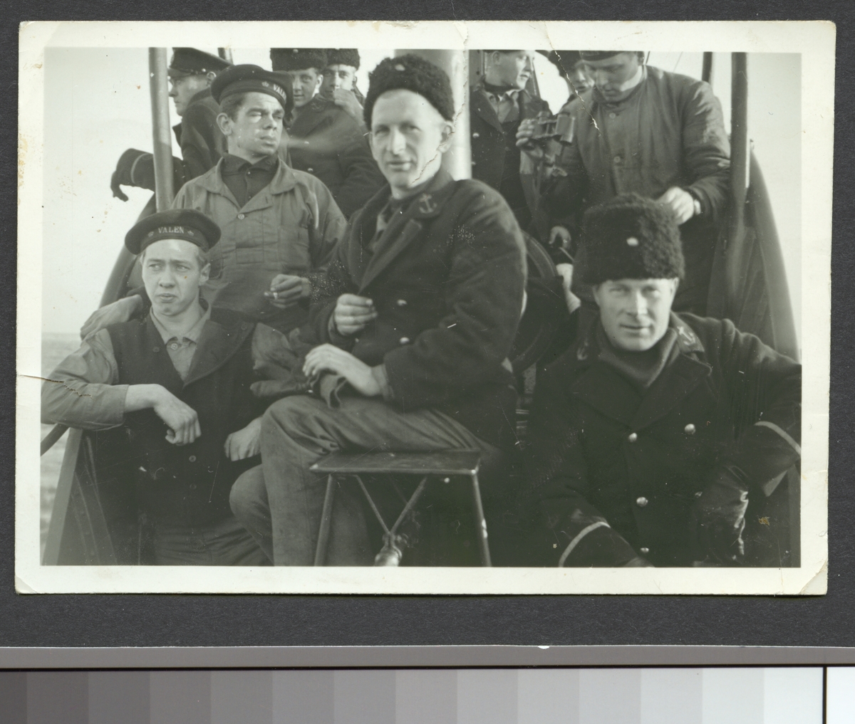 Bilden visar besättningsmän från ubåten Valen som har samlats för ett gruppfoto.