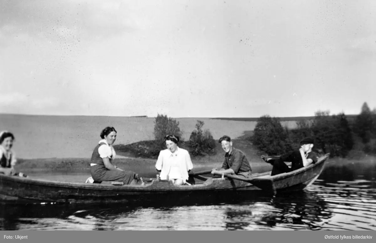 Båttur på Glomma ved Jelnsnesevja ca. 1944. Fra venstre: Ragnhild, Hedvig, Martha og Iver - alle Hasle (søsken),  og Bjarne Næss (gårdsgutt på Brunsby).