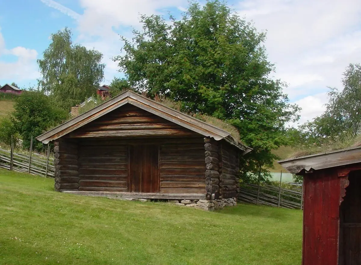 Eldhuset var et grovkjøkken der det ble bakt, stekt og vasket klær. Dette eldhuset sto tidligere på Bjønngar’n.
