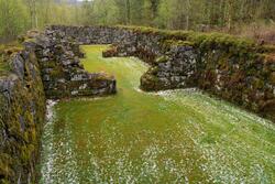 Grunnmurene etter Fritzøe jernverks kullhus på Moholt i Silj