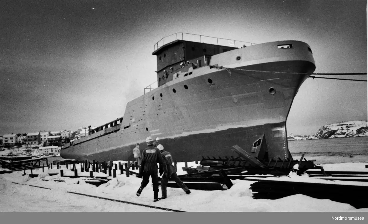 «Star Sirius» var skip nummer 102 som ble bygget ved Sterkoder Mek Verksted i Kristiansund. Båten ble bygget for Star Offshore Services Marine LTD i Aberdeen, Skottland. Båten var 65 meter lang, 14.5 meter bedre og hadde en bruttotonnasje på 1558 tonn. 
Bildet viser sjøsettingen i Dalasundet. Overleveringen skjedde 13. juni 1985, og var på det tidspunktet den siste jobben Sterkoder Kristiansund hadde i ordreboka. --


Sjøsetting av Supply fartøyet "Star Sirius" bygg nr. 102 ved Sterkoder Mek. Verksted. Levert til Star Offshore, Aberdeen, Skottland, juni 1985. 
(info: Arnfinn Herkedal ). -  Bildet er fra avisa Tidens Krav sitt arkiv i tidsrommet 1970-1994. Nå i Nordmøre museums fotosamling.