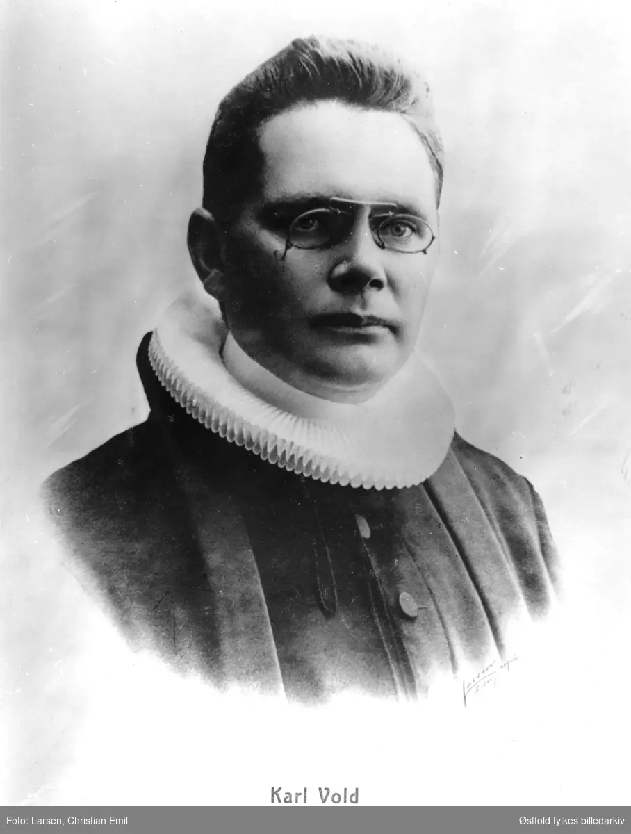 Prest Karl Wold, sogneprest i Varteig fra 11. juni 1915 til 1. sep. 1918. Professor ved Menighetsfakultetet i Oslo fra 1918.