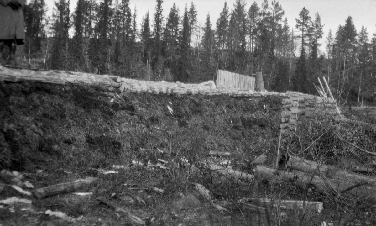 Nåledam av tømmer og stein. Tverdam. Svartbækdammen ved elva Villa, Rendalen, Hedmark.