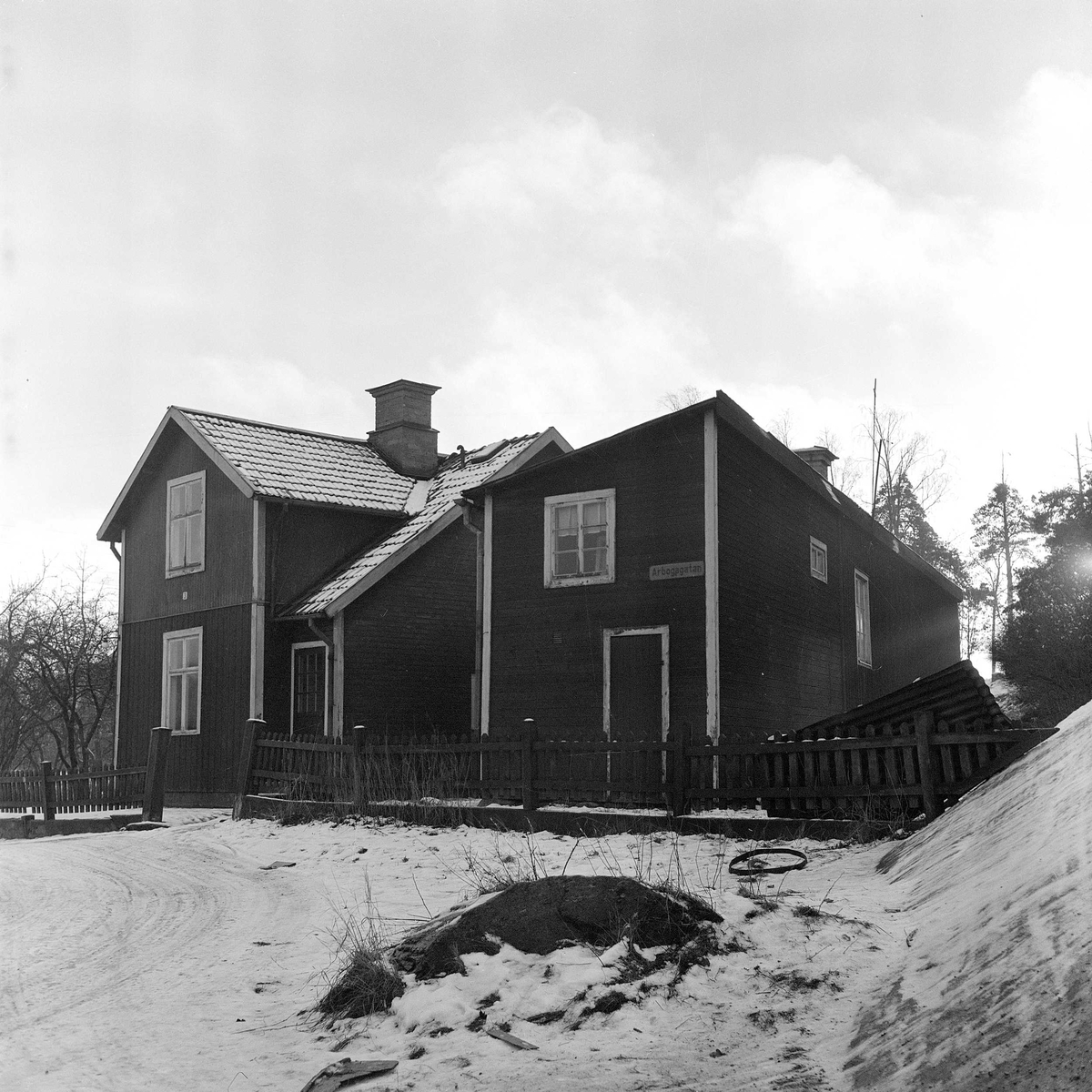 Ett av gårdens två bostadshus och uthuslängan till höger. Vy från Arbogagatan. Gårdens byggnader revs ca 1950 - 1953