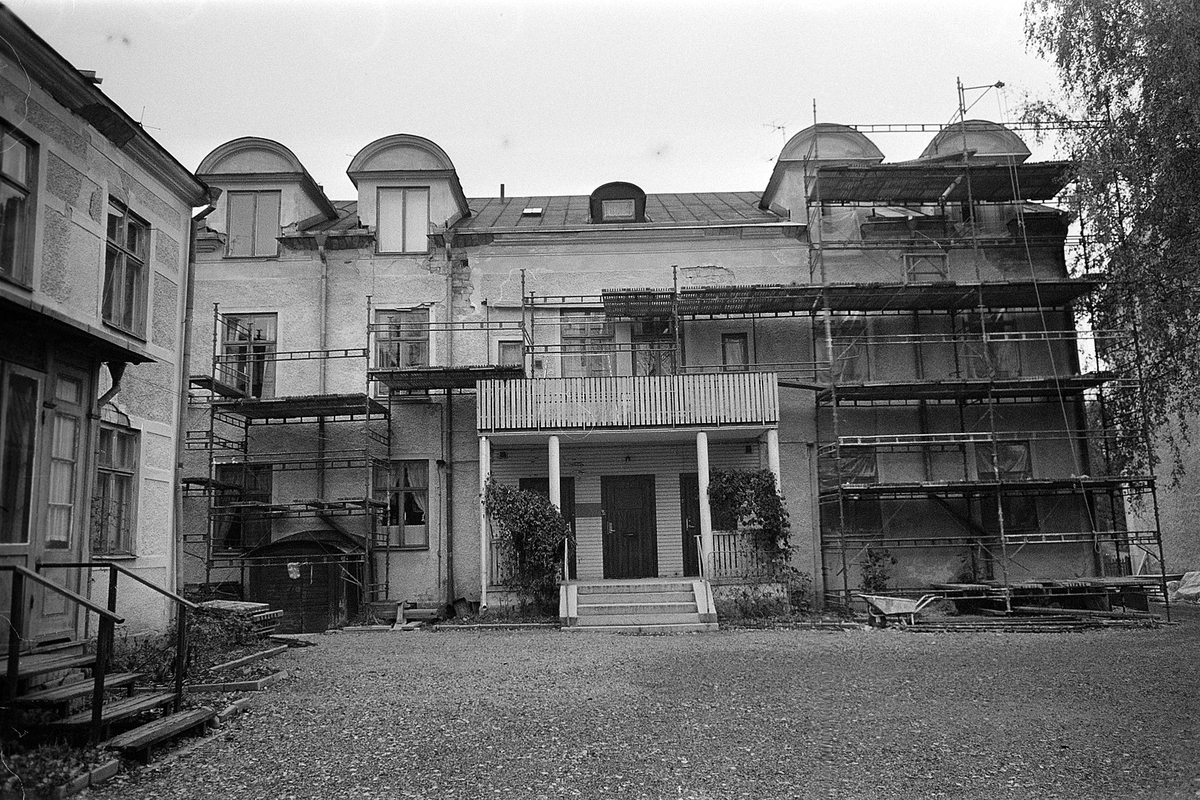 Huvudbyggnadens bakgård. Till vänster skymtar gårdshuset. Byggnaderna revs ca 1973 - 1974
