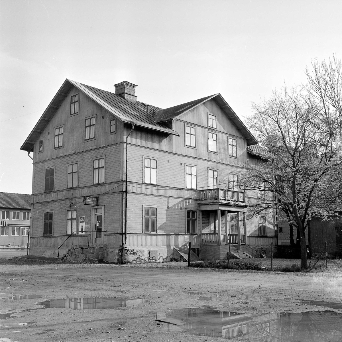 Byggnaden med gårdsplanen från nordost. Byggnaden revs ca 1967 - 1971