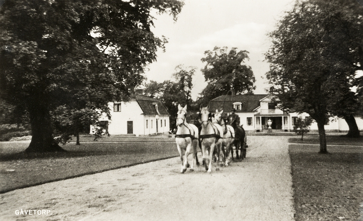 Gåvetorps herrgård, Lekaryd, ca 1940. Ett hästekipage lämnar gården.