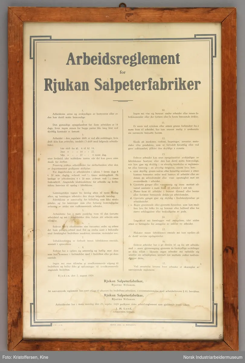 Skilt. Innrammet plakat med arbeidsreglement for Rjukan Salpeterfabriker i treramme. Nederst i instruksen står det følgende "Arbeidsrådet har i møte mandag den 23. september 1929 godkjent dette arbeidsreglementet som gjeldene inntil videre".