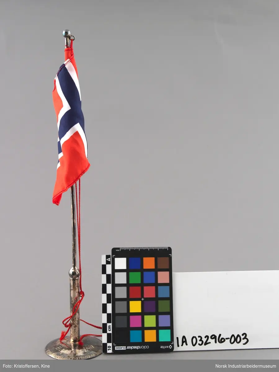 Bordflagg med det norske flagget med innskrift fra BUL Måna
